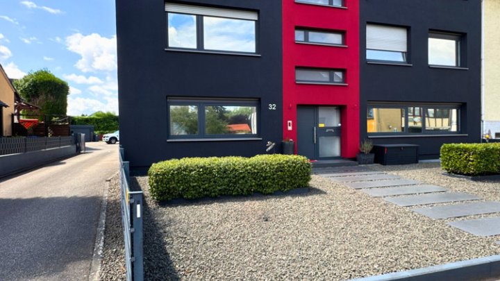 Großzügige Wohnung mit EBK, eigenem Eingang, Garten & 2 Stellplätzen