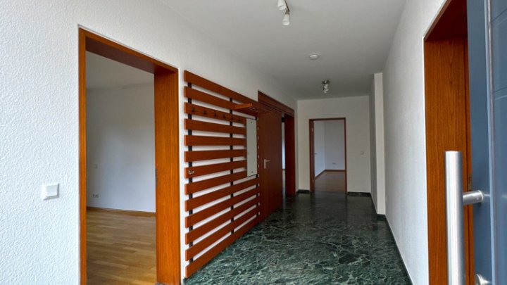 Großzügige Wohnung mit EBK, eigenem Eingang, Garten & 2 Stellplätzen