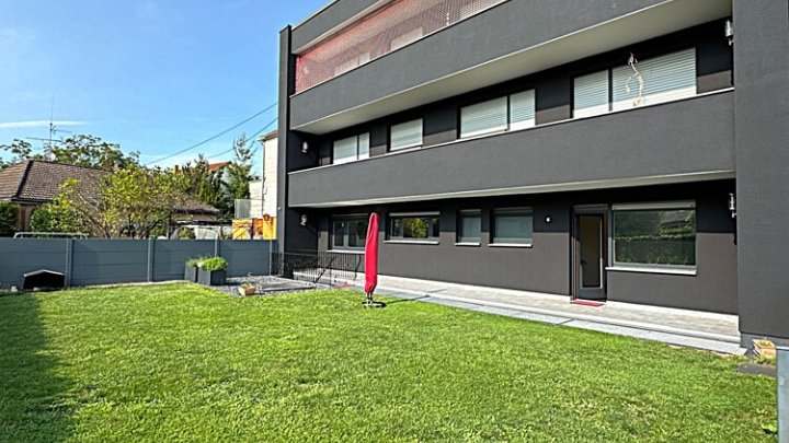 Großzügige Wohnung mit EBK, eigenem Eingang, Garten & 2 Stellplätzen