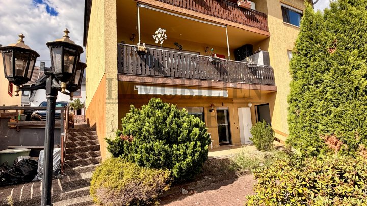 FREISTEHENDES 4-FAMILIENHAUS MIT 3 BALKONEN, TERRASSE, GARTEN & GARAGE IN SULZBACH