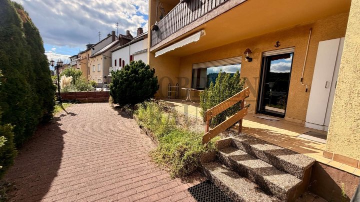 FREISTEHENDES 4-FAMILIENHAUS MIT 3 BALKONEN, TERRASSE, GARTEN & GARAGE IN SULZBACH