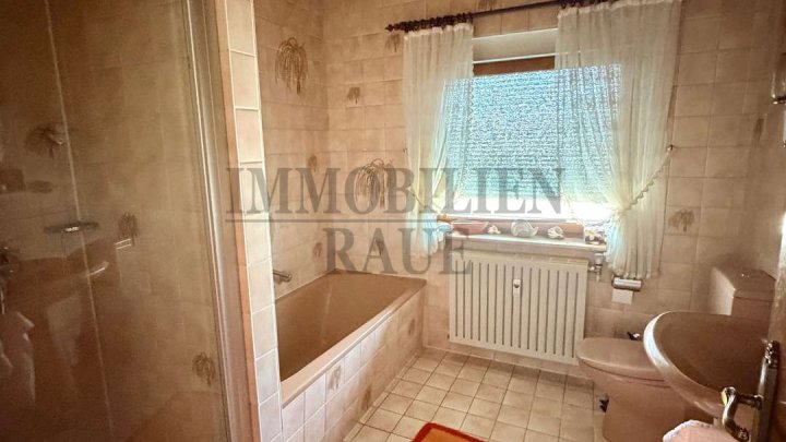 FREISTEHENDES 4-FAMILIENHAUS MIT 3 BALKONEN, TERRASSE, GARTEN & GARAGE IN SULZBACH