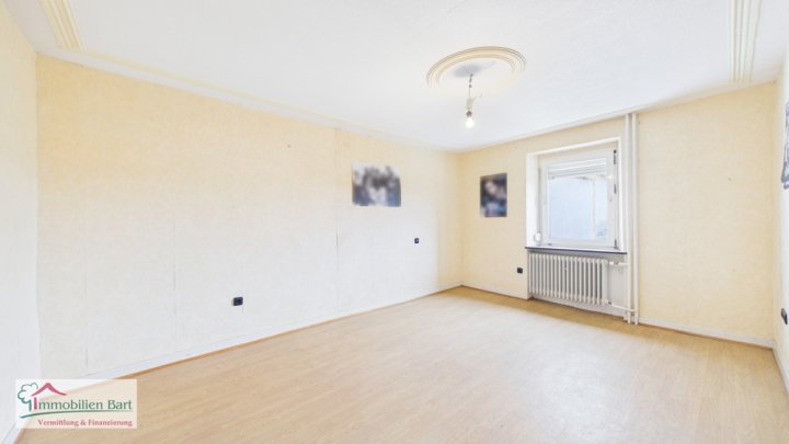GRENZE LUXEMBURG: BAUERNHAUS MIT GROßEN STALLUNGEN AUF 13 AR!
