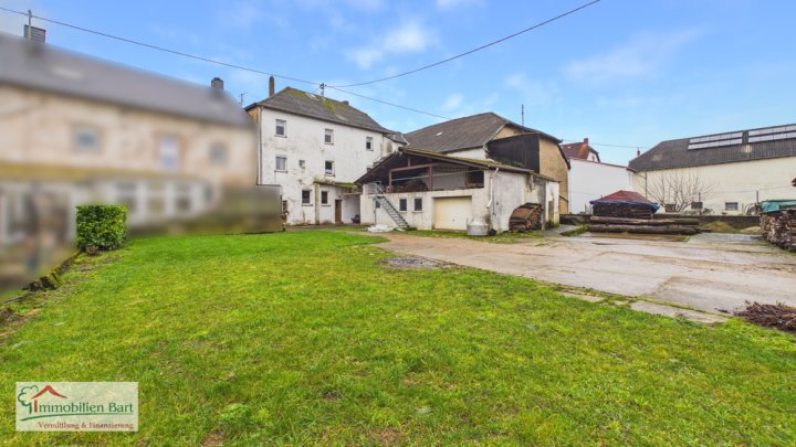 GRENZE LUXEMBURG: BAUERNHAUS MIT GROßEN STALLUNGEN AUF 13 AR!