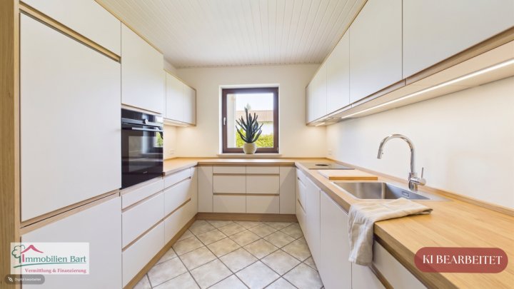 SOFORT VERFÜGBAR: 2 WOHNEINHEITEN / PV-ANLAGE / 4 GARAGEN / SCHÖNER GARTEN IN TOP LAGE