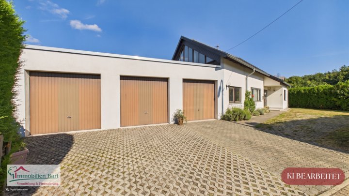 SOFORT VERFÜGBAR: 2 WOHNEINHEITEN / PV-ANLAGE / 4 GARAGEN / SCHÖNER GARTEN IN TOP LAGE