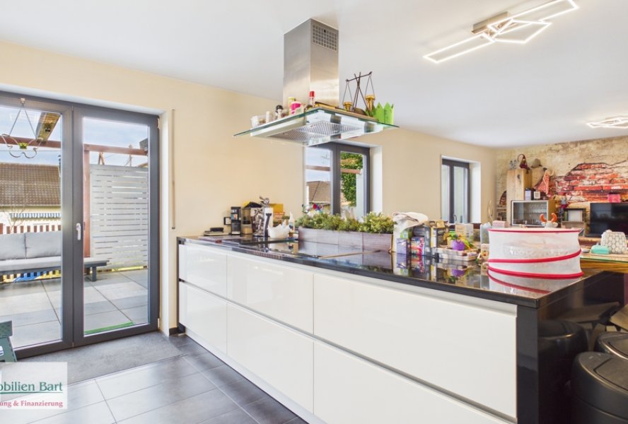 Küche mit Zugang zur Terrasse 