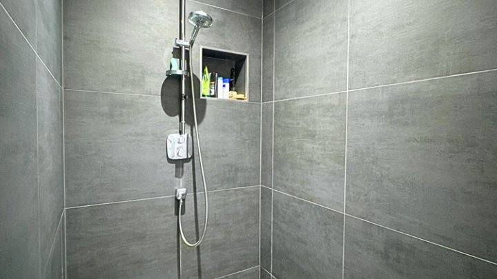 Neuwertiges luxuriöses Penthouse, Dachterrasse + 2 TG-Stellplätze