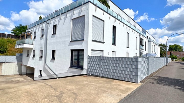 Neuwertiges luxuriöses Penthouse, Dachterrasse + 2 TG-Stellplätze