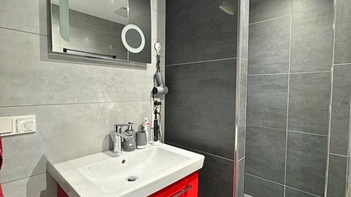 Neuwertiges luxuriöses Penthouse, Dachterrasse + 2 TG-Stellplätze