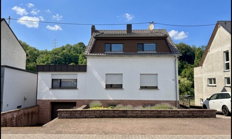 Viel Platz für Ihre Wohnideen – großzügiges Zweifamilienhaus auf 1.487 m² Grundstück