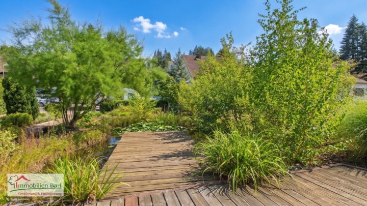 FREISTEHENDES, GROSSES WOHNHAUS MIT TEICH IN BESSERINGEN
