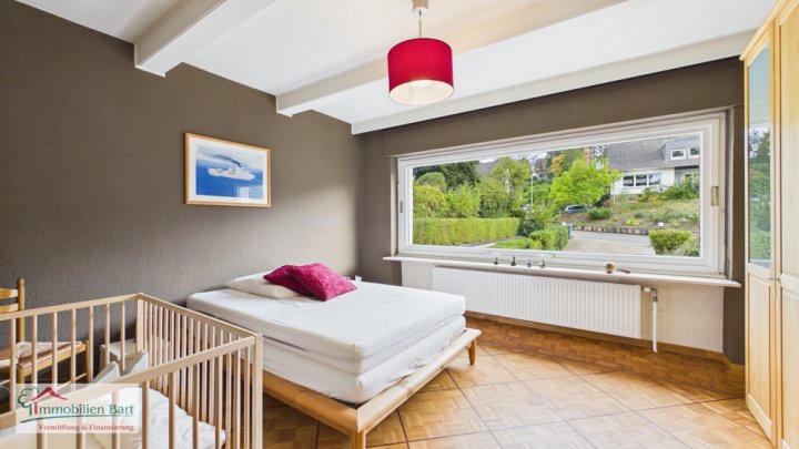 FREISTEHENDES, GROSSES WOHNHAUS MIT TEICH IN BESSERINGEN