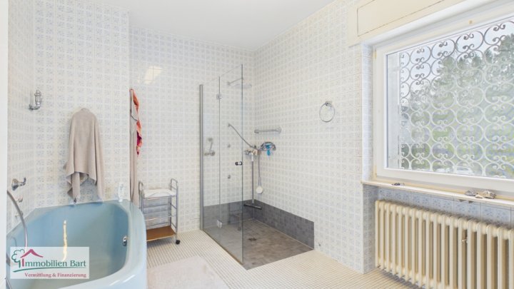 FREISTEHENDES, GROSSES WOHNHAUS MIT TEICH IN BESSERINGEN