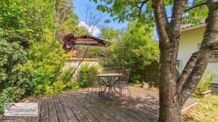 FREISTEHENDES, GROSSES WOHNHAUS MIT TEICH IN BESSERINGEN