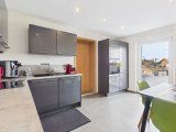 mit Einbauküche und Zugang zur Terrasse EG