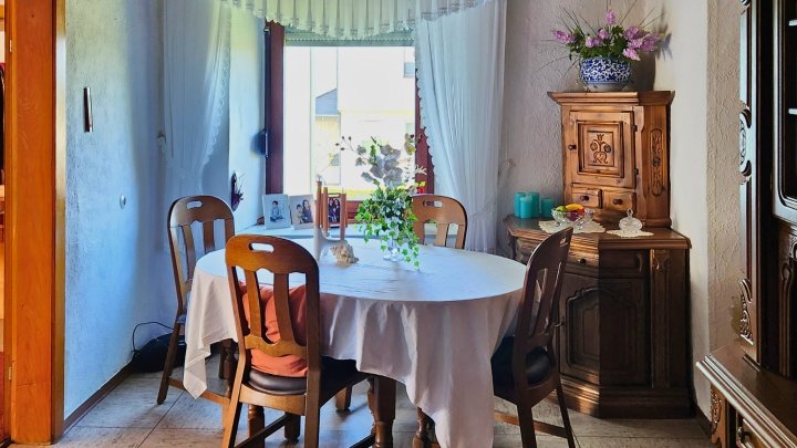 Freistehendes Zweifamilienhaus mit parkähnlichem Grundstück