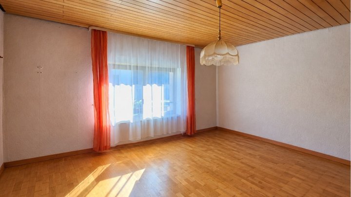 Freistehendes Zweifamilienhaus mit parkähnlichem Grundstück