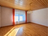 Leerer Raum mit originalem Parkett