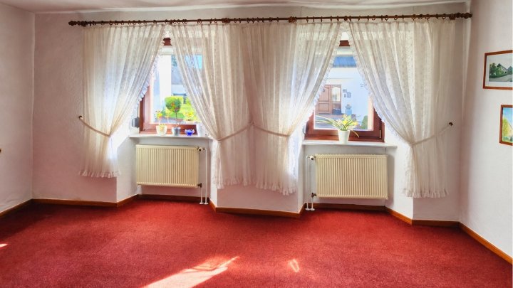 Freistehendes Zweifamilienhaus mit parkähnlichem Grundstück