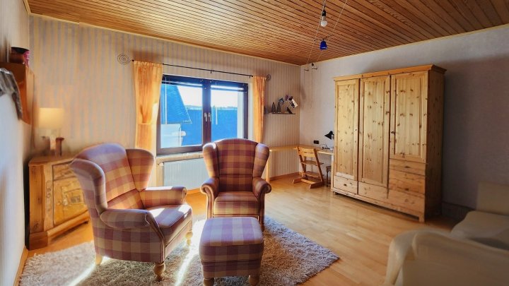Freistehendes Zweifamilienhaus mit parkähnlichem Grundstück
