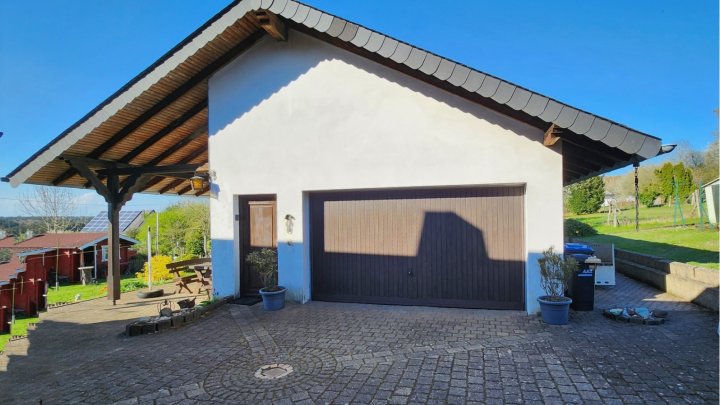 Freistehendes Zweifamilienhaus mit parkähnlichem Grundstück