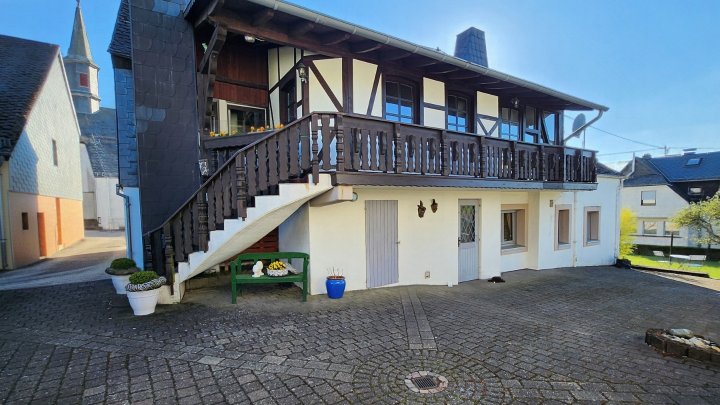 Freistehendes Zweifamilienhaus mit parkähnlichem Grundstück