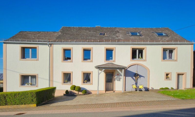 Freistehendes Zweifamilienhaus mit parkähnlichem Grundstück