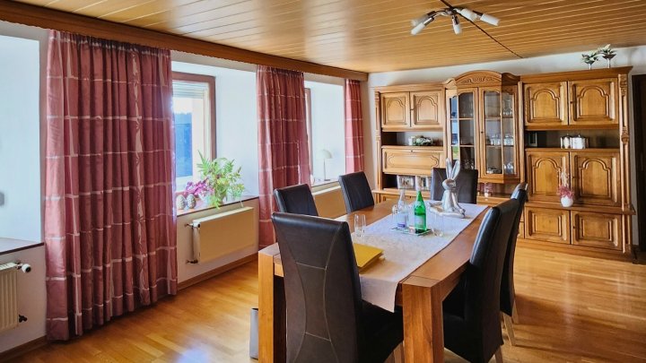 Freistehendes Zweifamilienhaus mit parkähnlichem Grundstück