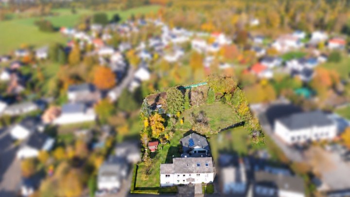 Freistehendes Zweifamilienhaus mit parkähnlichem Grundstück