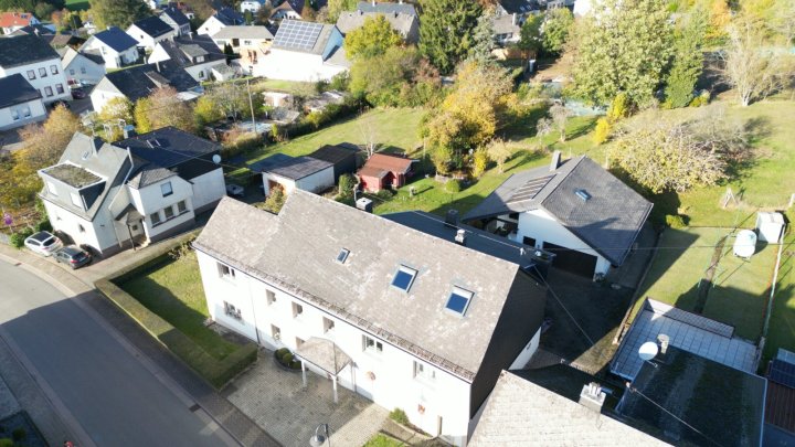 Freistehendes Zweifamilienhaus mit parkähnlichem Grundstück
