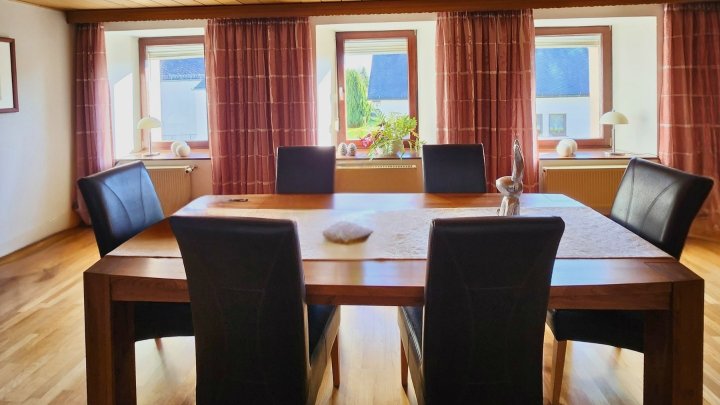 Freistehendes Zweifamilienhaus mit parkähnlichem Grundstück