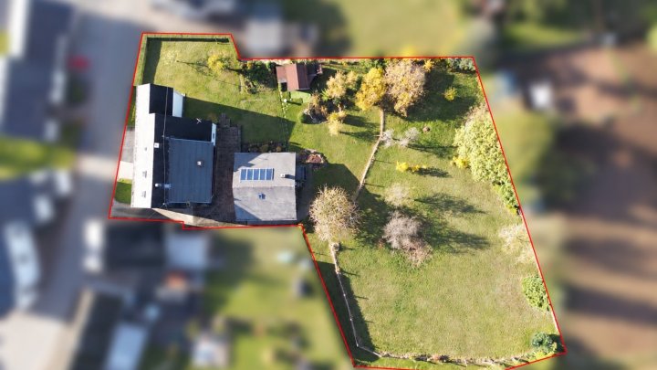 Freistehendes Zweifamilienhaus mit parkähnlichem Grundstück