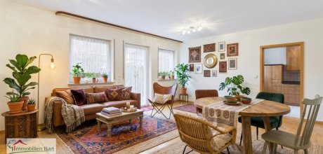 Wohnzimmer mit Zugang zur Küche - mit KI eingerichtet