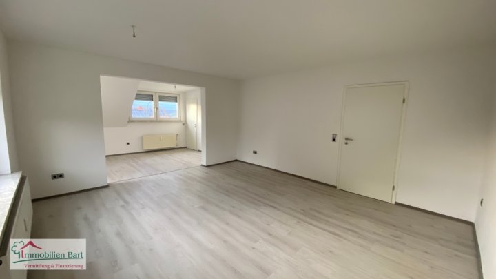 PERL: 95 M² RENOVIERTE WOHNUNG IN SEHR GUTER WOHNLAGE + GROßER BALKON!