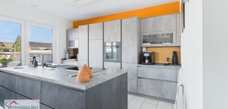 Küche mit Zugang zum Balkon