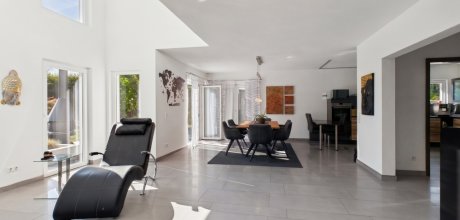 Wohn- und Essbereich mit Zugang zur Terrasse