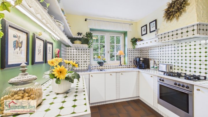 CHARMANTES, IN FRANZÖSISCHEM LANDHAUSSTIL ERRICHTETES WOHNHAUS IN EINZIGARTIGER WOHNLAGE