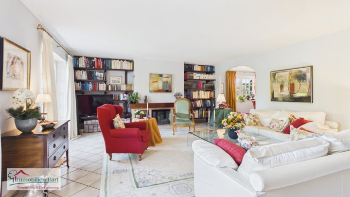 CHARMANTES, IN FRANZÖSISCHEM LANDHAUSSTIL ERRICHTETES WOHNHAUS IN EINZIGARTIGER WOHNLAGE