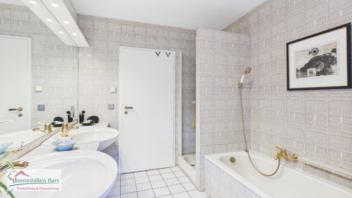 CHARMANTES, IN FRANZÖSISCHEM LANDHAUSSTIL ERRICHTETES WOHNHAUS IN EINZIGARTIGER WOHNLAGE