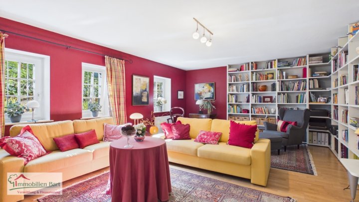CHARMANTES, IN FRANZÖSISCHEM LANDHAUSSTIL ERRICHTETES WOHNHAUS IN EINZIGARTIGER WOHNLAGE