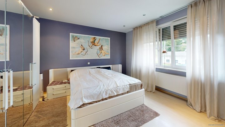 Großes Areal mit 480 m² Wohnhaus Ein-Dreifamilien und  2 Lagerhallen in ruhiger Lage von Urexweiler