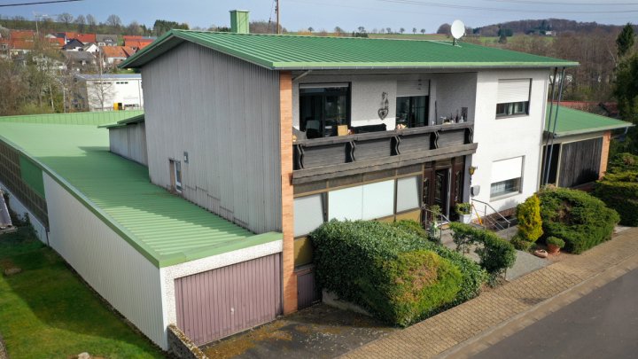 Großes Areal mit 480 m² Wohnhaus Ein-Dreifamilien und  2 Lagerhallen in ruhiger Lage von Urexweiler