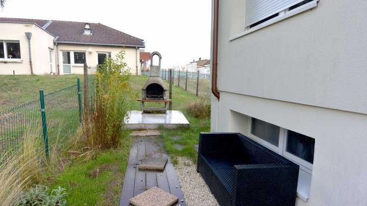 IN FRANKREICH: Walmdach-Bungalow mit Einliegerwohnung in kinderfreundlicher Straße