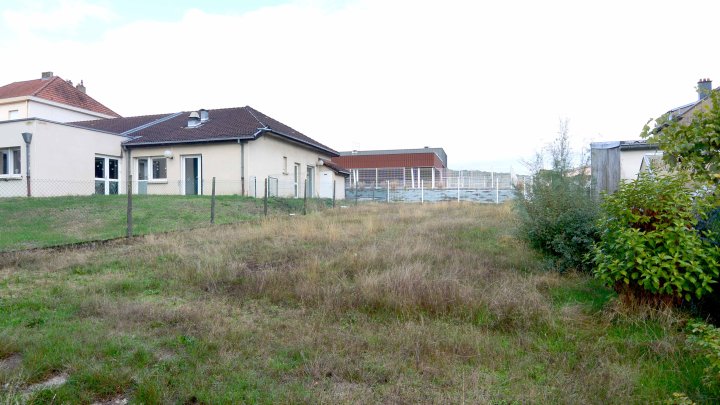 IN FRANKREICH: Walmdach-Bungalow mit Einliegerwohnung in kinderfreundlicher Straße