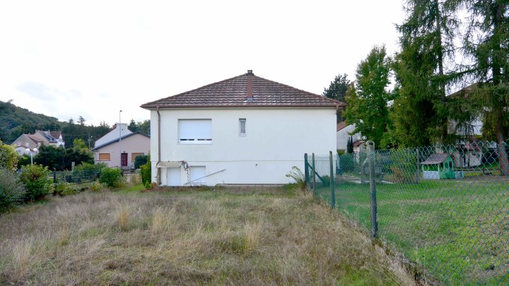 IN FRANKREICH: Walmdach-Bungalow mit Einliegerwohnung in kinderfreundlicher Straße