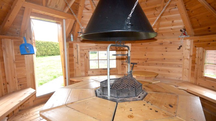 IN FRANKREICH: Bungalow mit Schwimmbad und Grillhaus in ruhigem Wohngebiet