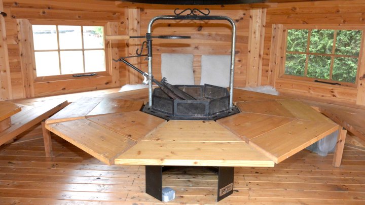 IN FRANKREICH: Bungalow mit Schwimmbad und Grillhaus in ruhigem Wohngebiet
