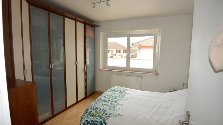 IN FRANKREICH: Bungalow mit Schwimmbad und Grillhaus in ruhigem Wohngebiet