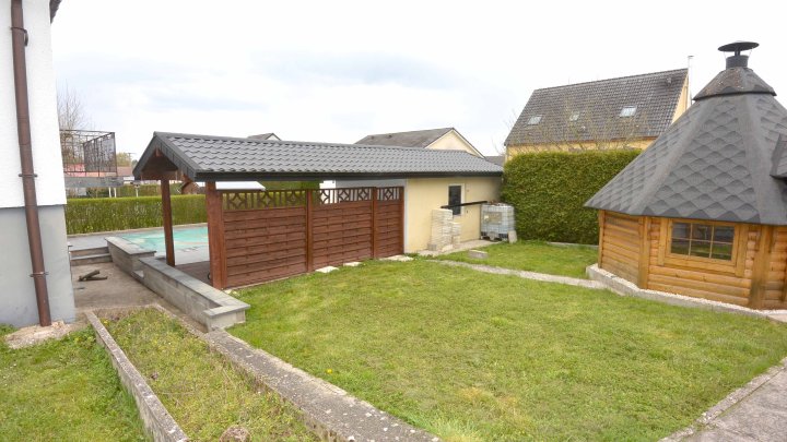 IN FRANKREICH: Bungalow mit Schwimmbad und Grillhaus in ruhigem Wohngebiet